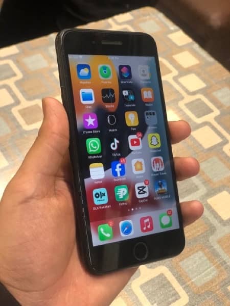 Iphone 7 plus 10/10 condition 128gb (with 5 covers) 1