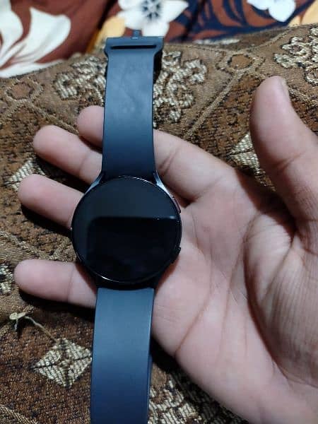 I am selling samsung watch 5 44 mm only watch and charger no box 5
