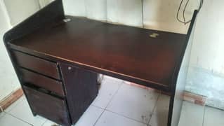 study/computer table for sale in good condition