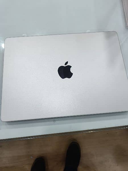 Apple MacBook M3 pro,14inch,16gb,512 SSD new condition 3