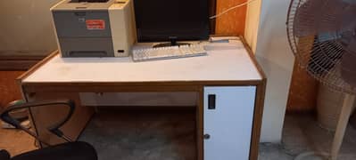 computer table in good condition