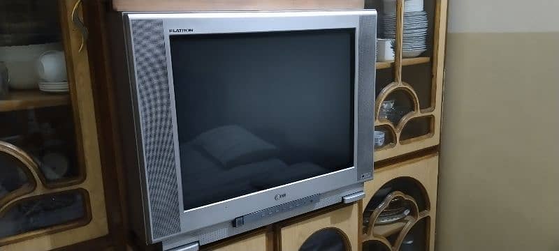 28 inch LG flatron tv for urgent sale 4