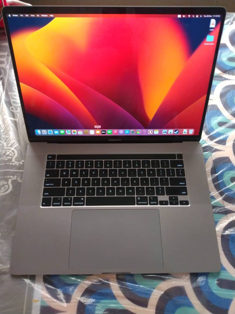 Macbook Pro 2019 core i9 2.4 GHz 8 core 64GB RAM 8GB graphic 1TB flash 0