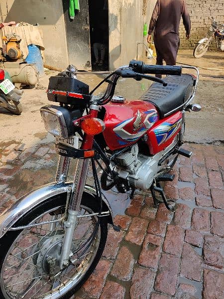 Honda 125 2022 model red colour 4