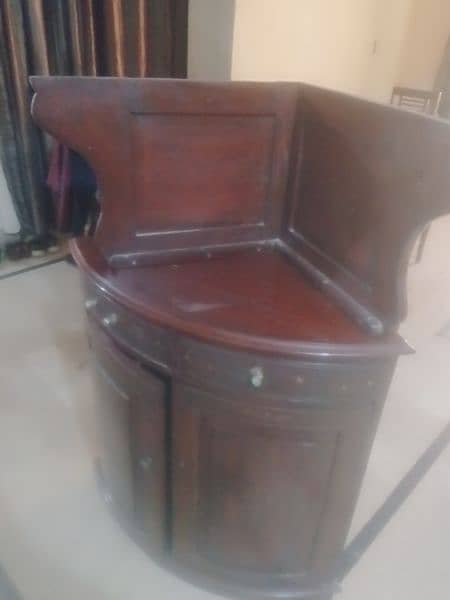 Antique style corner with pure wood in good condition. 3