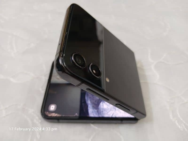 Samsung Z  flip 4 non pta for sale 3