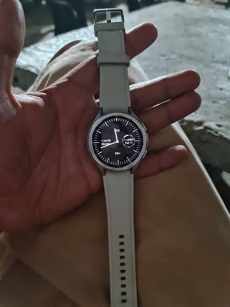 Samsung galaxy watch 4 classic with original charger silver color 2