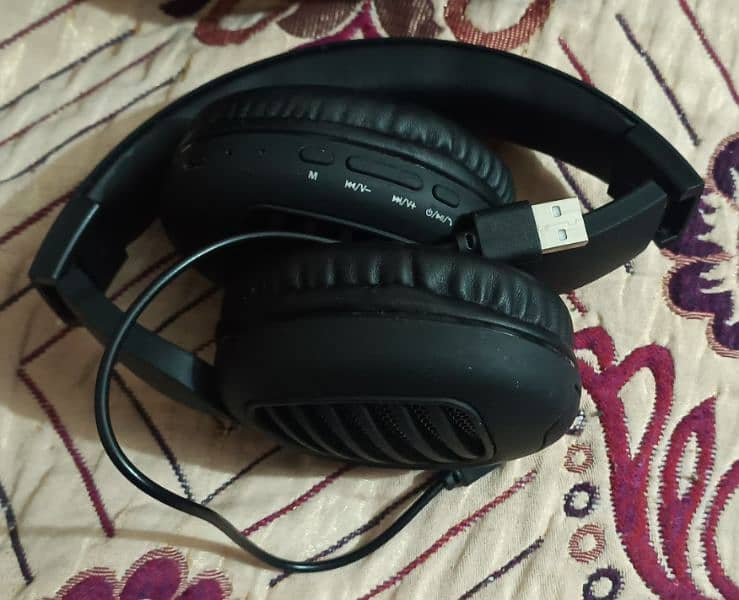 Solo Wireless S4 Hd Headfones in Mint condition 2