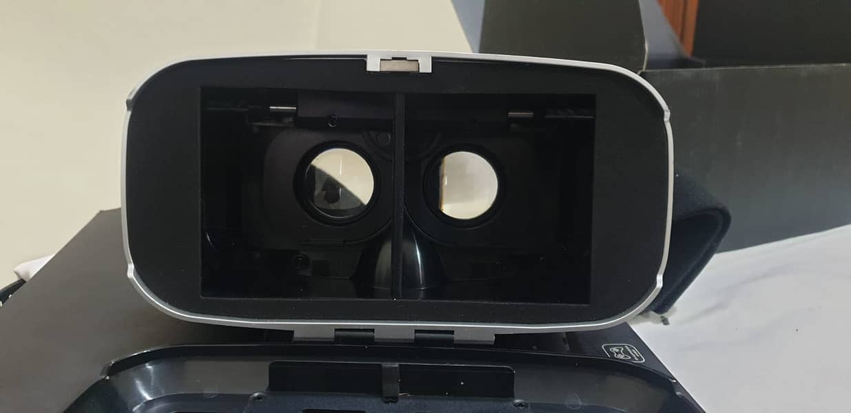 VR, virtual reality Headset 4