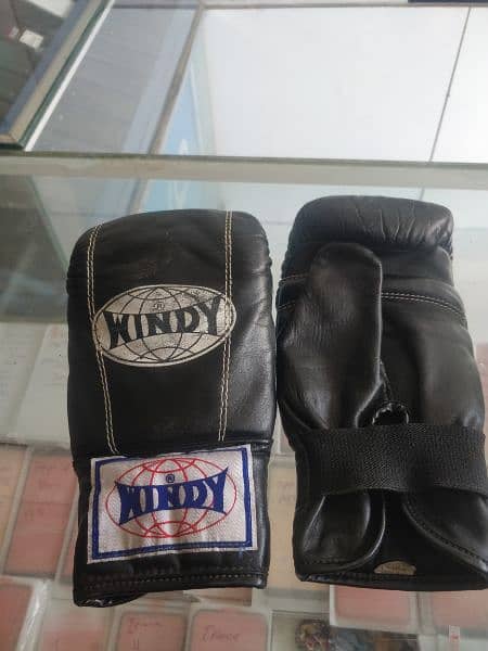 Gloves Ideal for Muay Thai, boxing, kickboxing, MMA. 1