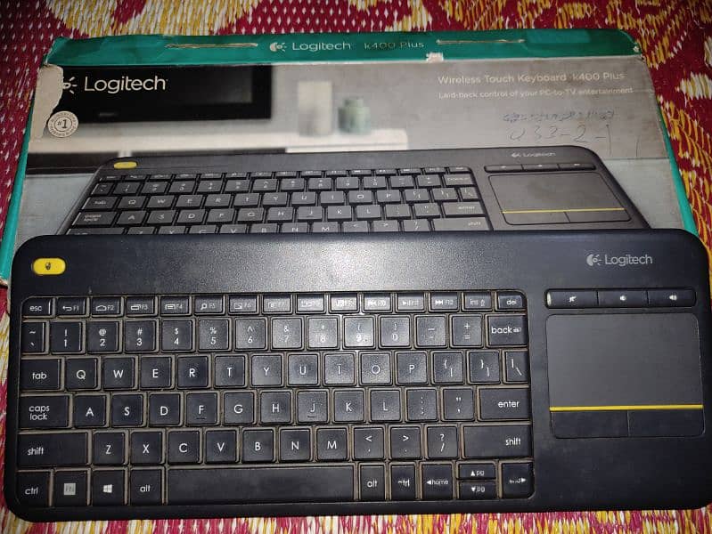 Wireless Keyboard (Logitech K400 plus) with touch mouse 0