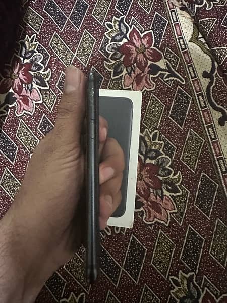 iPhone 7 with box 3