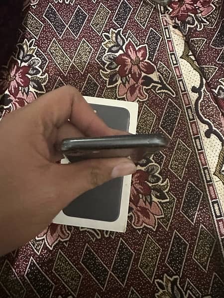 iPhone 7 with box 4