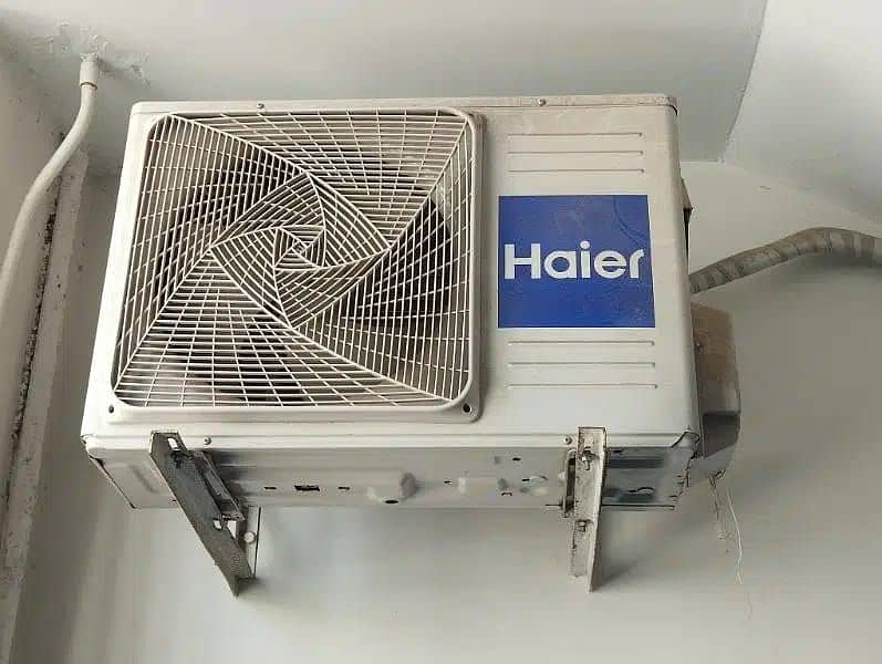 Haier 1.5 ton Inverter Ac heat and cool in genuine condition 1