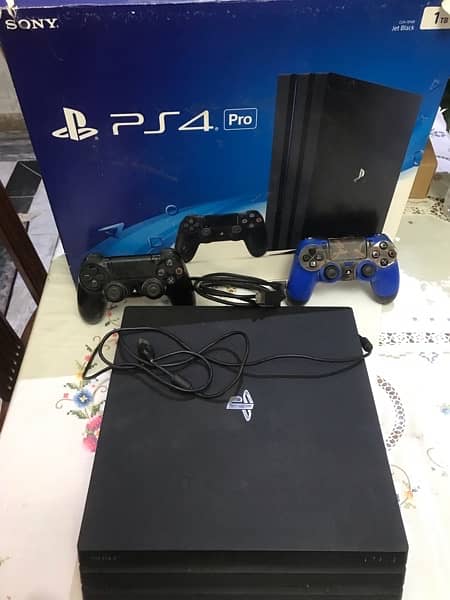 Play Station 4 Pro 1TB Sony ps4 2 controllers 1