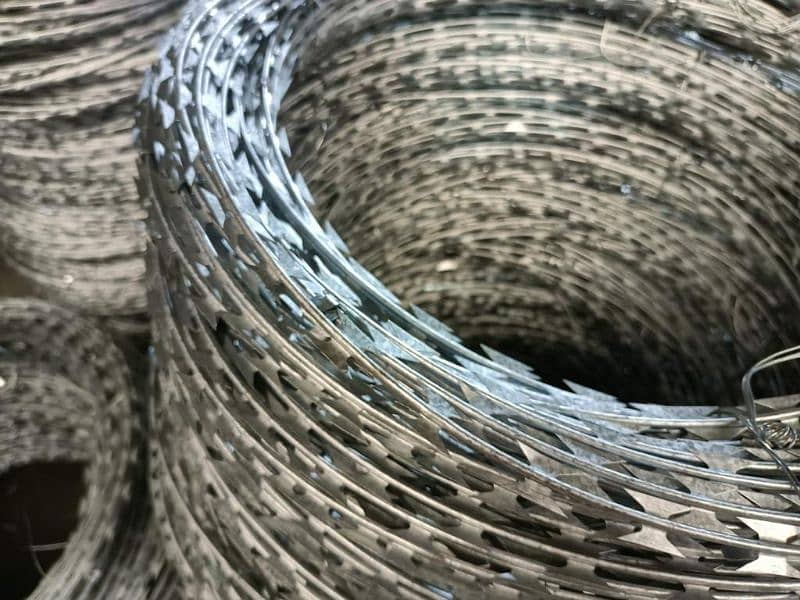 Chain link Jali Razor Wire Barbed Wire Security Fence Weld mesh 7