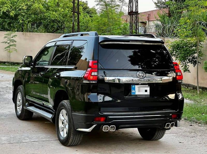 Rent a Land Cruiser v8 and Prado in Lahore 0