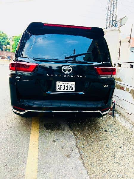 Rent a Land Cruiser v8 and Prado in Lahore 2