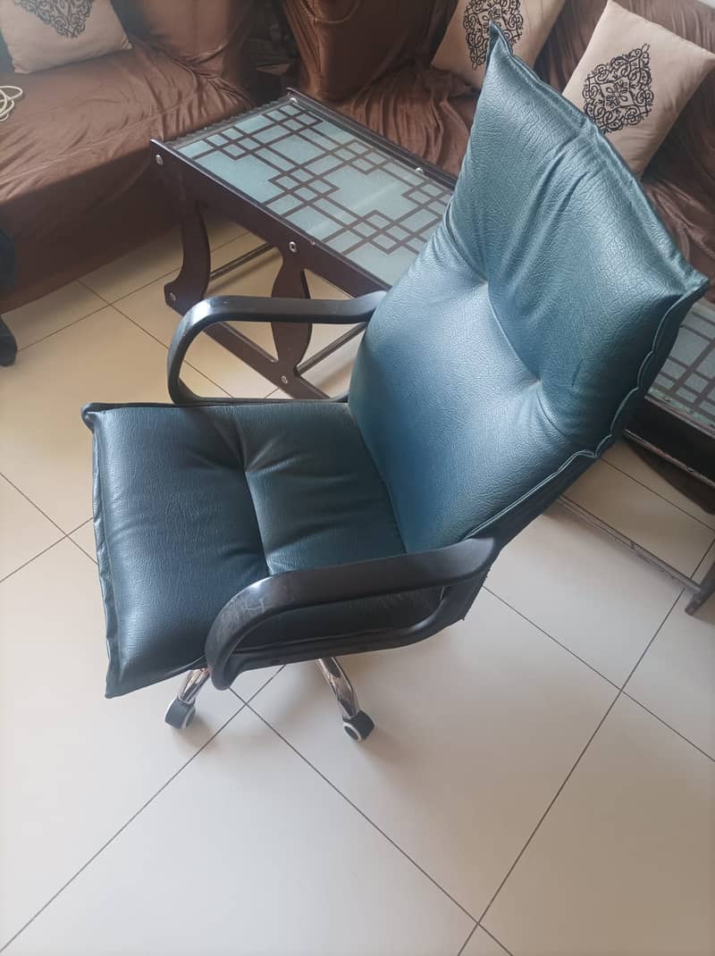 Moving Out - Leather Executive High Class Executive Revolving Chair 1