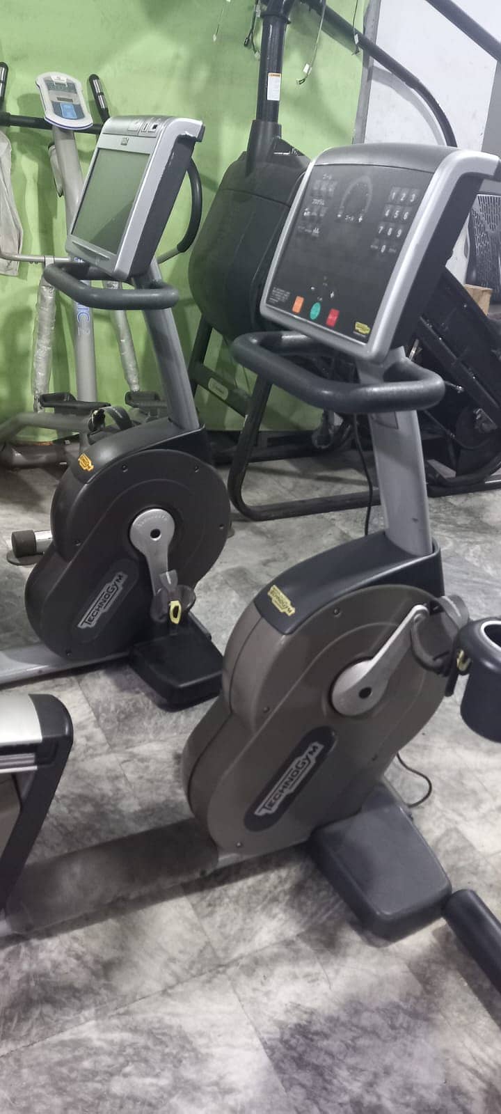 treadmills Technogym Refurbished Running Machine Ellipticals dumbbells 5