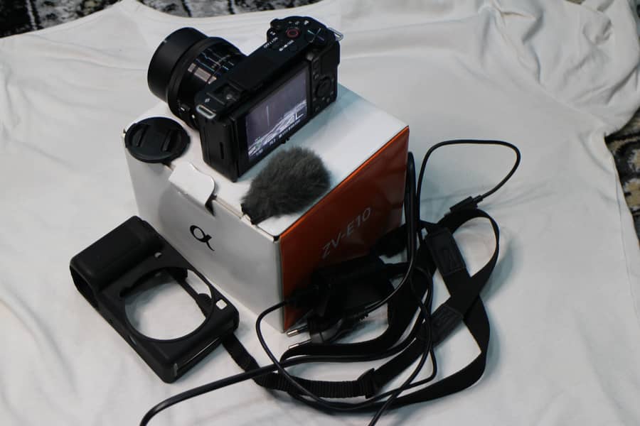 Sony ZV-E10 / 16-50mm Lens 2