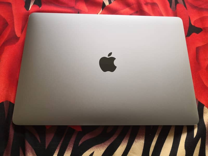 MacBook Air 2019 (Retina - 13.3-inch) 1