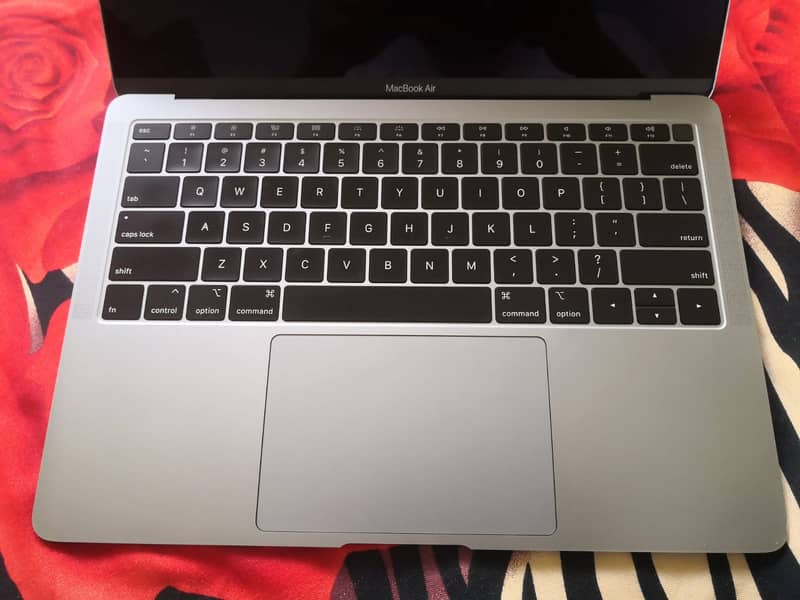 MacBook Air 2019 (Retina - 13.3-inch) 4
