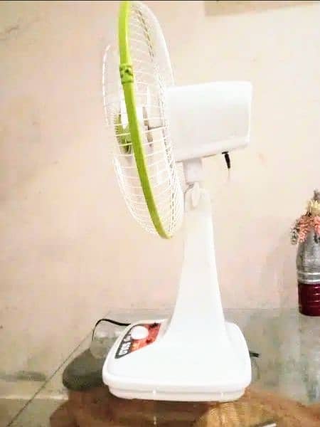 New Large battery 18 inch Rechargeable Fan 4 hr/ Chargeable / charging 12