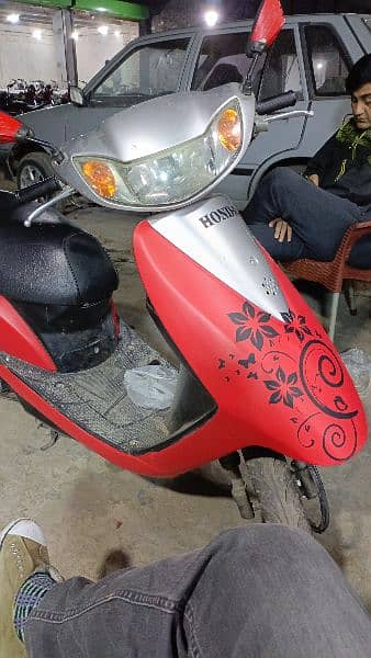 united 100cc scooty available contact at 03004142432 6