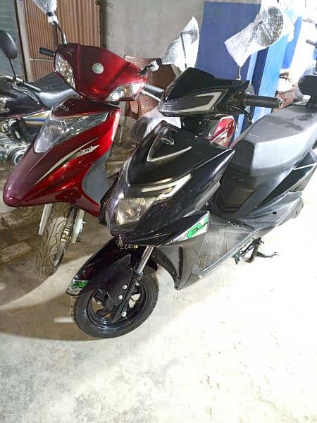 united 100cc scooty available contact at 03004142432 9