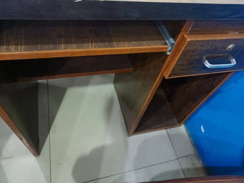 office table and sid table brand new just 2week use with one chair 2