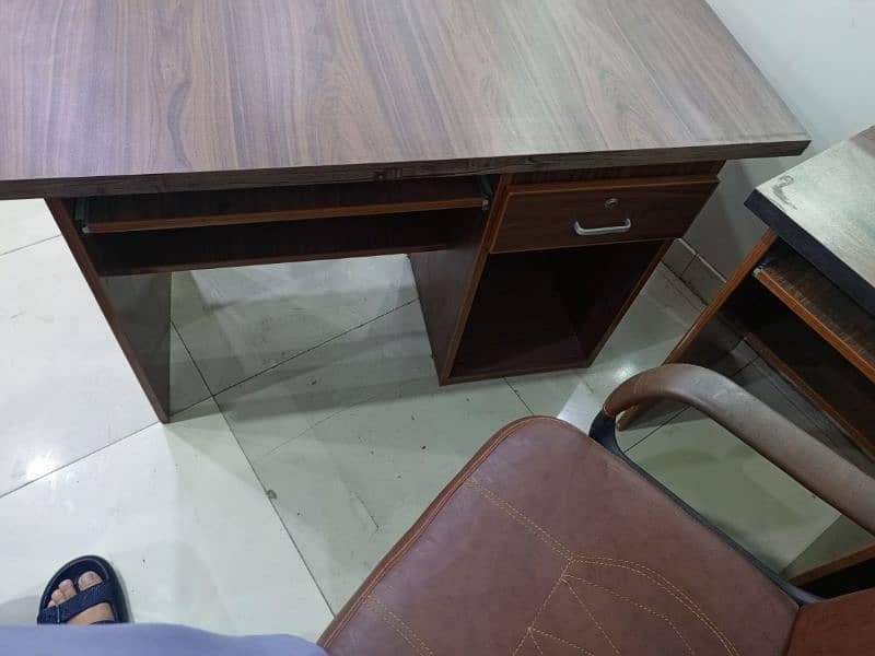 office table and sid table brand new just 2week use with one chair 7