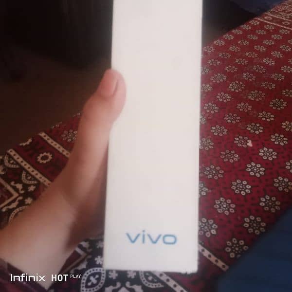 I'm selling my vivo y21 with box and charger 6