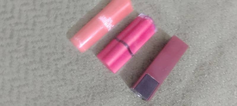 Cute lipstick ossame colour available. 1