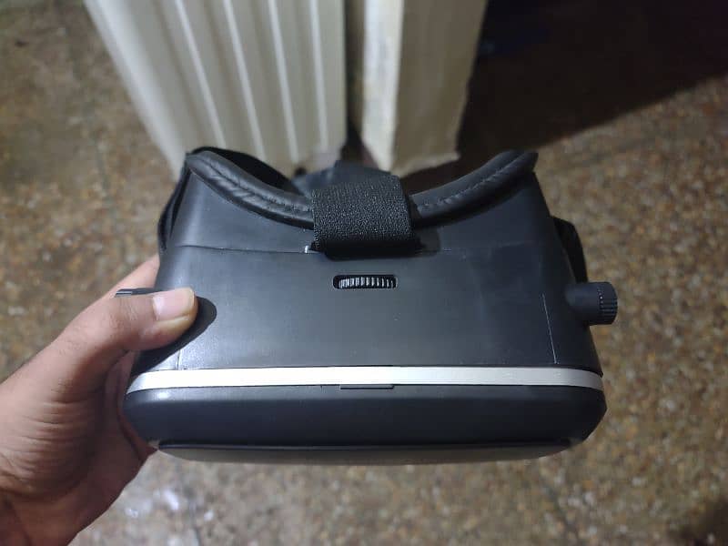 VR Headset with Controller 1