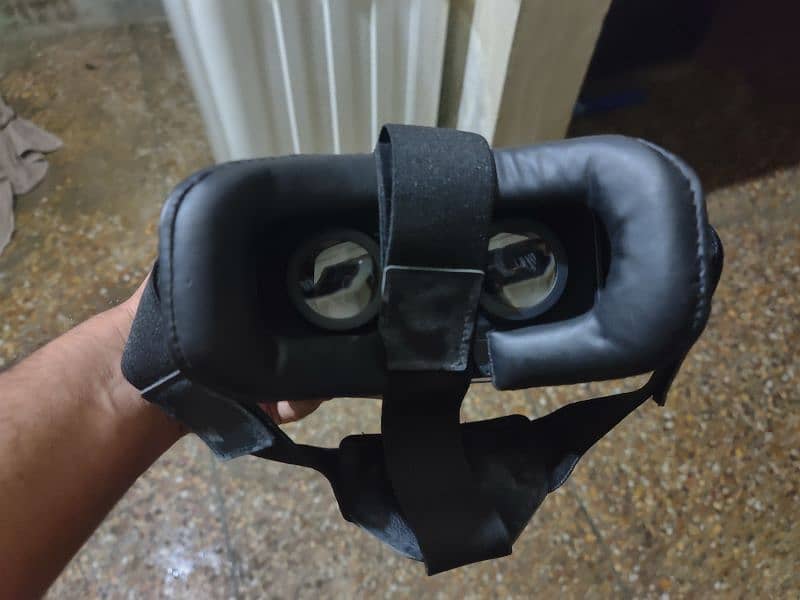 VR Headset with Controller 2