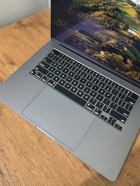 15-inch MacBook Air - Space gray 1