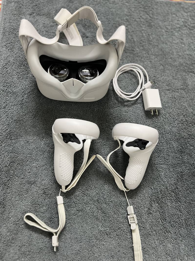 10/10 Oculus Quest 2 256GB + Added Accessories - Excellent Condition 7