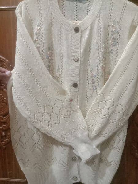 Korean knitted sweater with cute flowers embroidery (Size: Medium)( 0