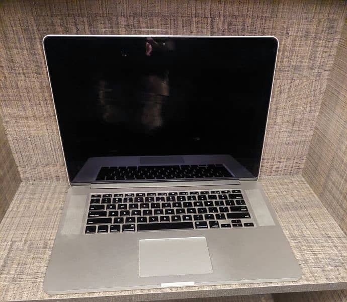 Apple MacBook Pro ( Mid 2015 ) 15 inches  Retina 16GB Ram 4