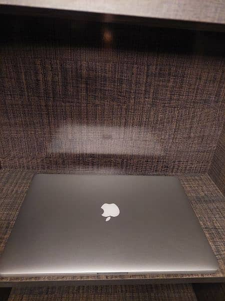 Apple MacBook Pro ( Mid 2015 ) 15 inches  Retina 16GB Ram 5