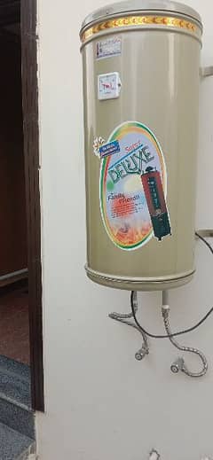 geyser for sale 10/10 condition 15 days ki warranty ky sath