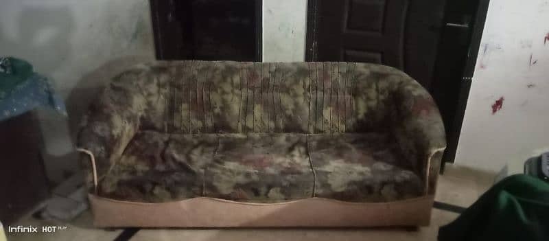 5 seator sofa set only back cover damage ha 5