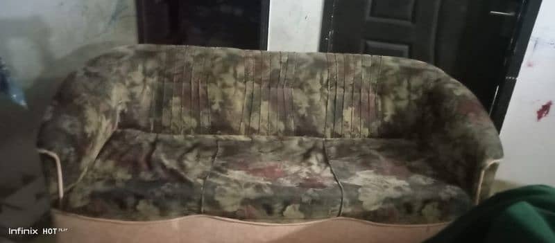 5 seator sofa set only back cover damage ha 7