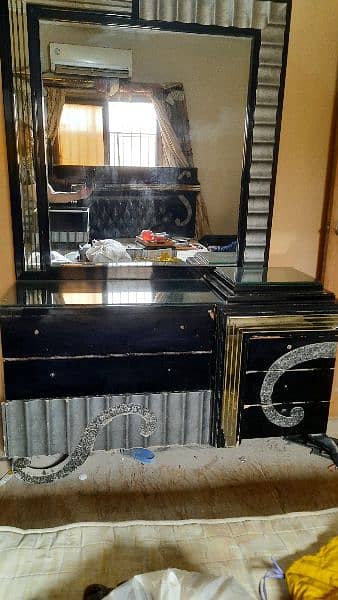 Bedset and dressing table in very good condition 0