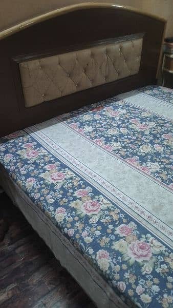 bed 6/6size hain good  conditions  hain or is k sat matrrs bhe hai 2