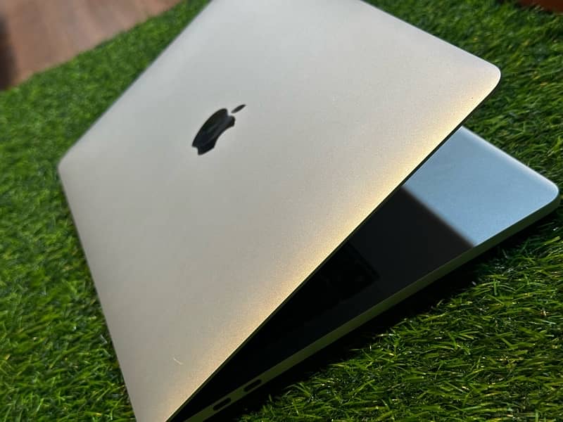 MacBook Pro 2019 Core-i7 (0 CYCLE COUNT) CTO Version 4