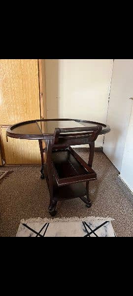 tea trolley in very good condition with a two portions 1