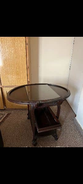 tea trolley in very good condition with a two portions 2