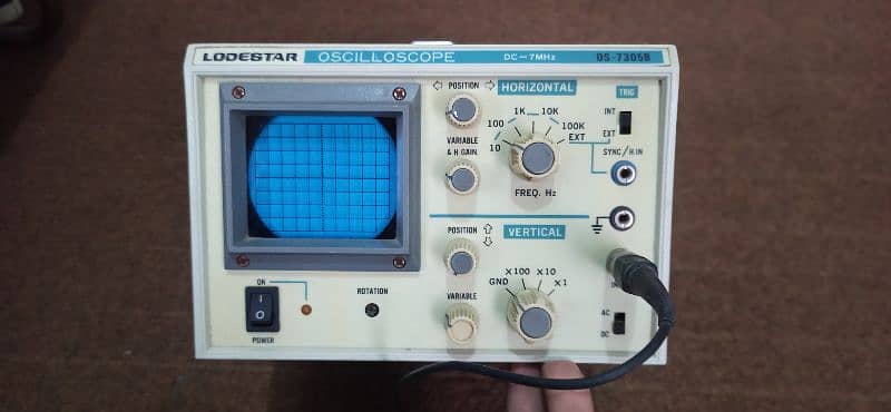 oscilloscope and oscillator 0